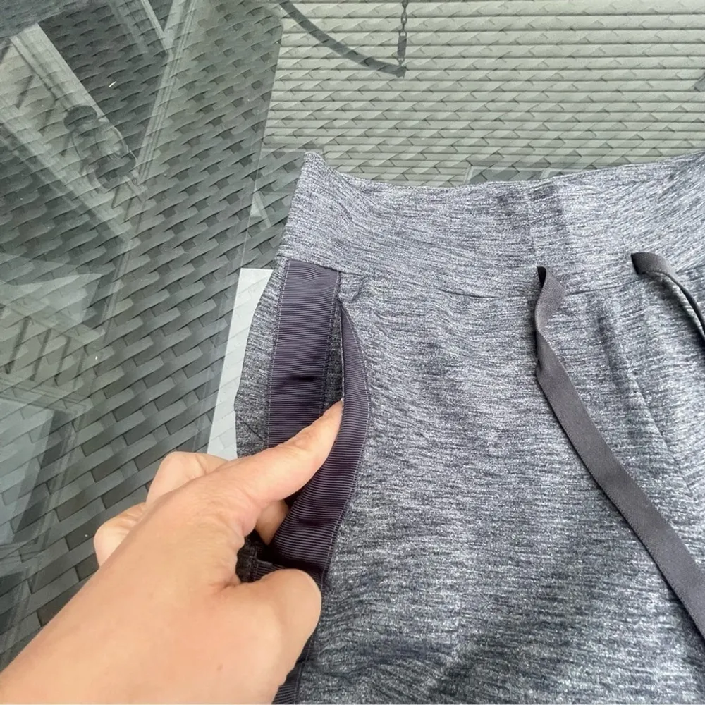 ATHLETA Metro Downtown Women’s Tapered Leg Cropped Sweatpants Grey Sz XS - Image 2