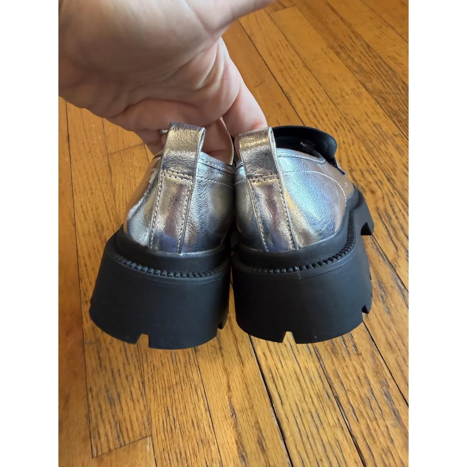 Steve Madden Shoes Womens Size 8 Silver Metallic Loafer Flats Lug Sole Chain - Image 6