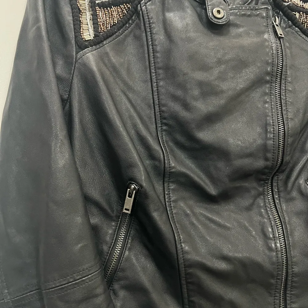 Slate & Willow Black Leather Beaded Shoulder Leather Moto Jacket Size M $695 - Image 3