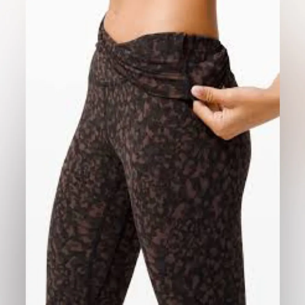 NWOT lululemon wunder under wild thing camo brown size 2 - Image 4