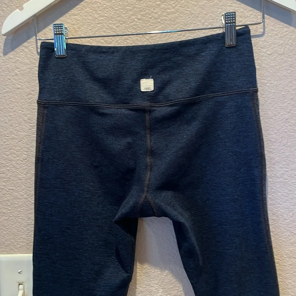 Vuori Women’s Origin Color block Heather Navy and Charcoal leggings Size Small - Image 7