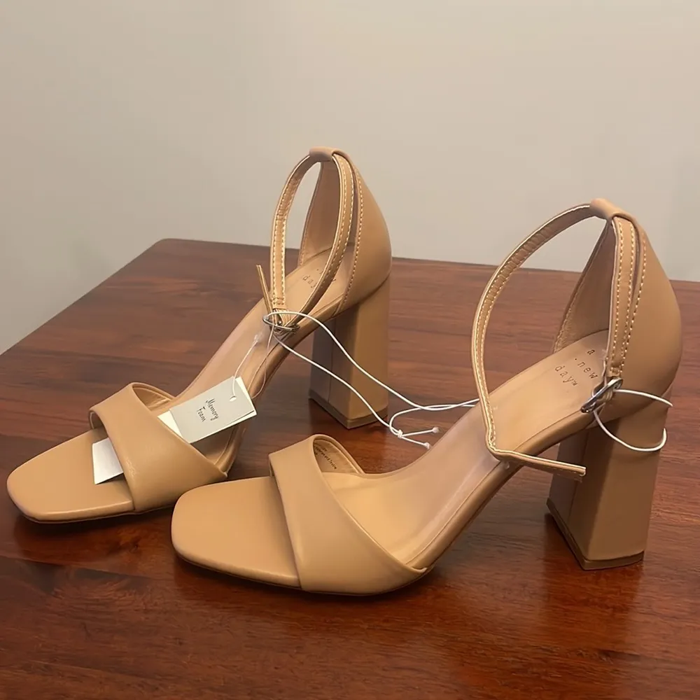 A new day Shelly Heels with Memory Foam Insole tan strappy shoe New - Image 4