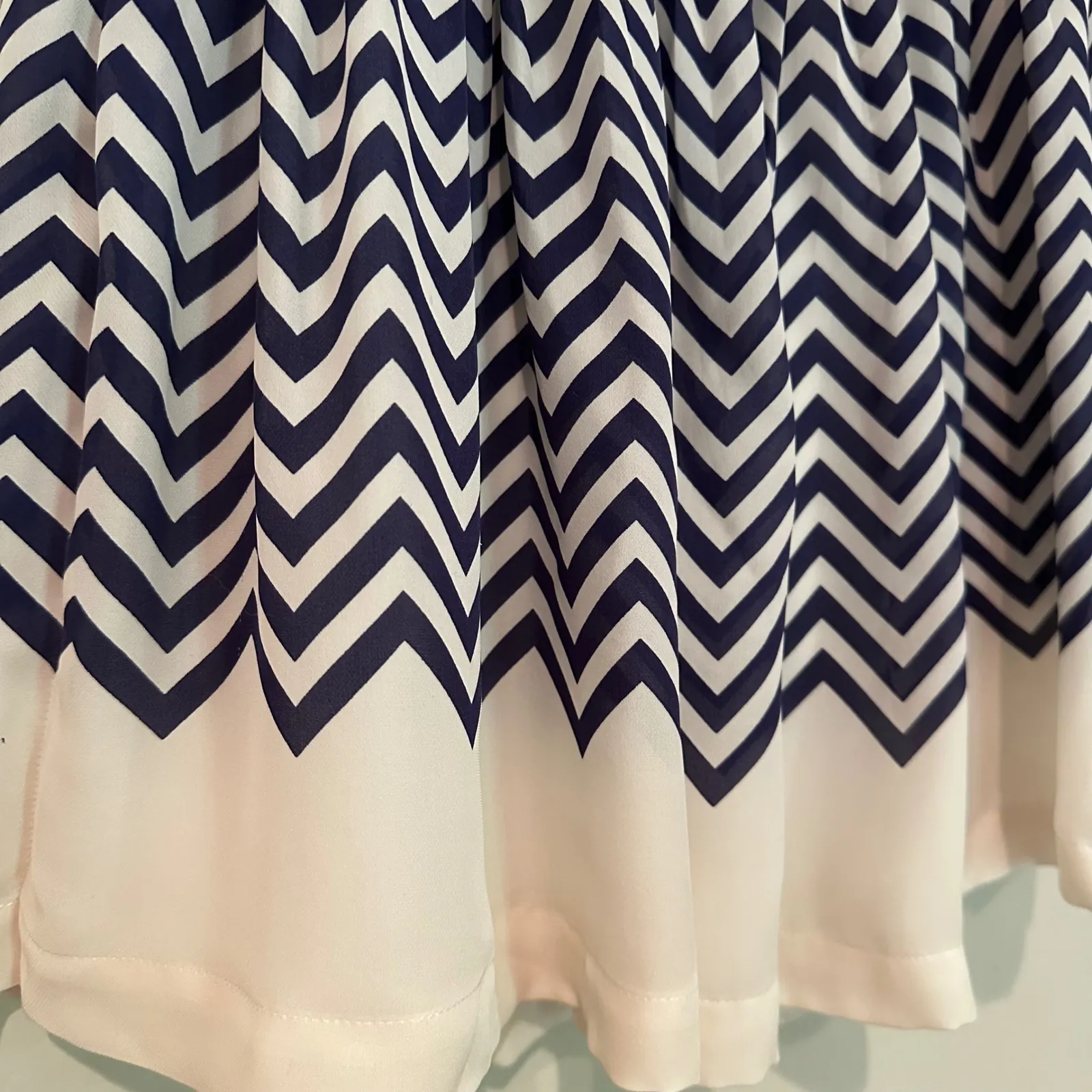 Joie Chevron Silk Mini Skirt Women's XS Navy Cream Career Luxury Dainty Feminine - Image 3