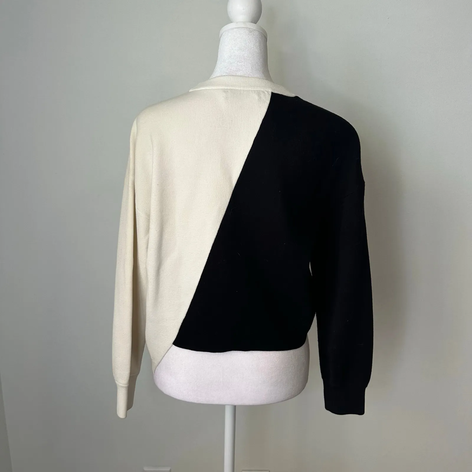 Alice + Olivia black & white colorblock crop long sleeve sweater size XS - Image 4