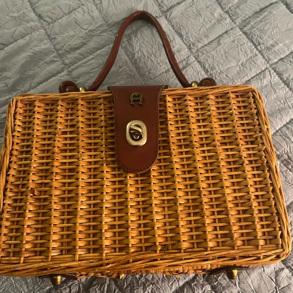 Etienne Aigner Vintage Iconic Wicker Hqndbag in Aigner signature burgundy - Image 2