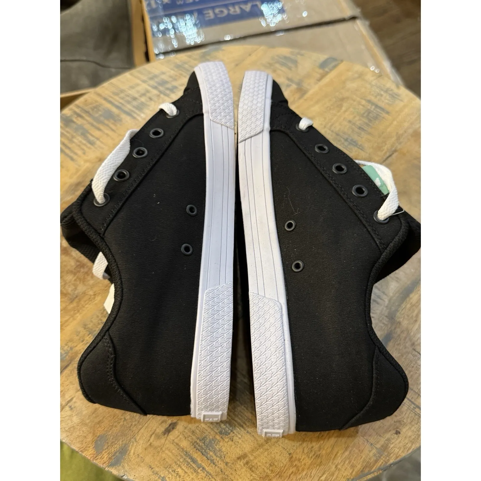 DC Women's Chelsea TX vulcanized skate shoes Size 9.5 Black Gold - Image 6