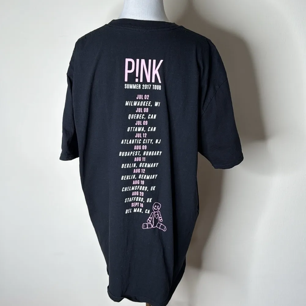 Pink Summer 2017 Black and White Concert Tee Size XL - Image 4