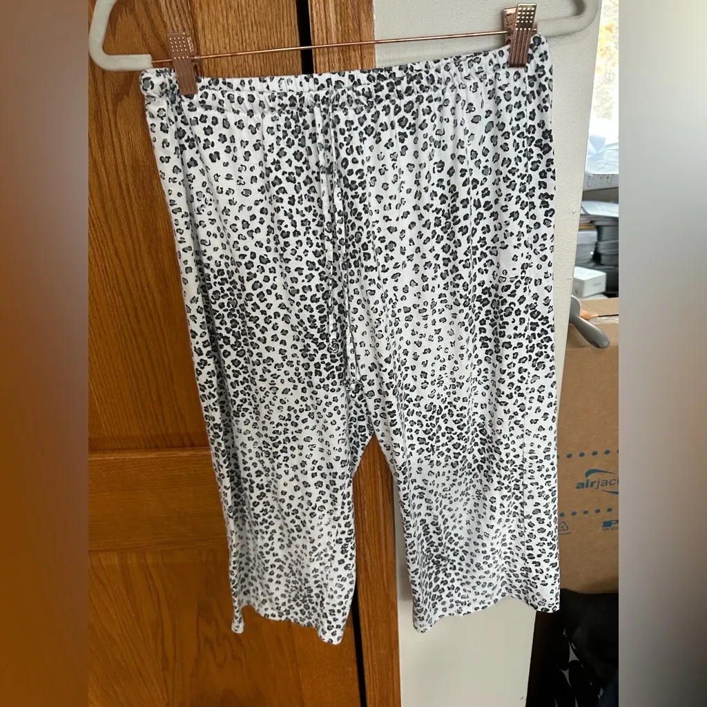 2 piece Chic Black and White Leopard Print Pajama Top and capris Size M - Image 2