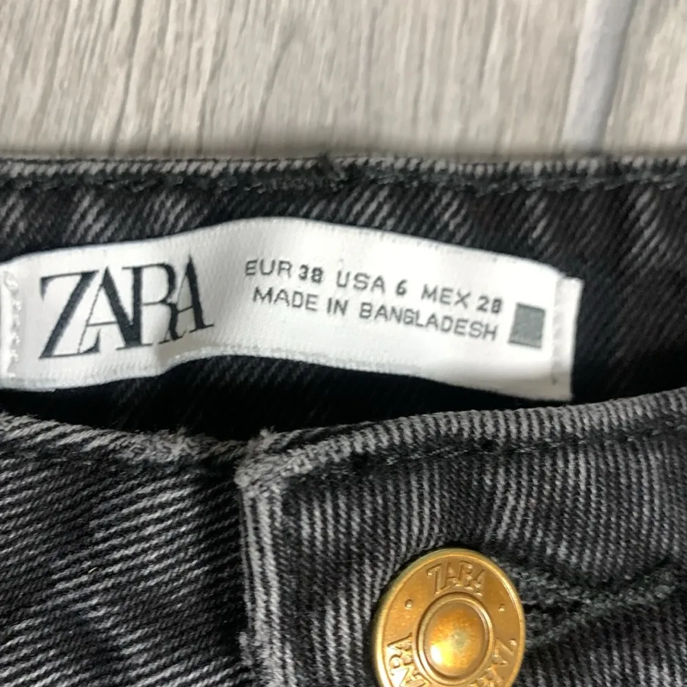 Zara Black Denim Raw Hem Jeans Size 6 - Image 3