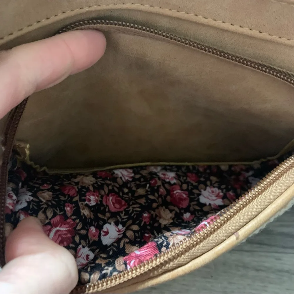 ❤️No Brand/Unknown Small Tan w/ Cream Lace Pocket - Image 3