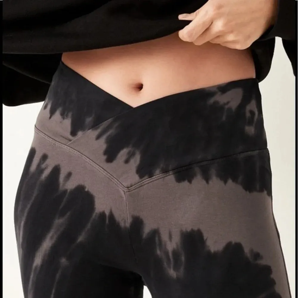 Victorias Secret Pink High Waist Full Length V Crossover Legging Tie Dye - Image 3