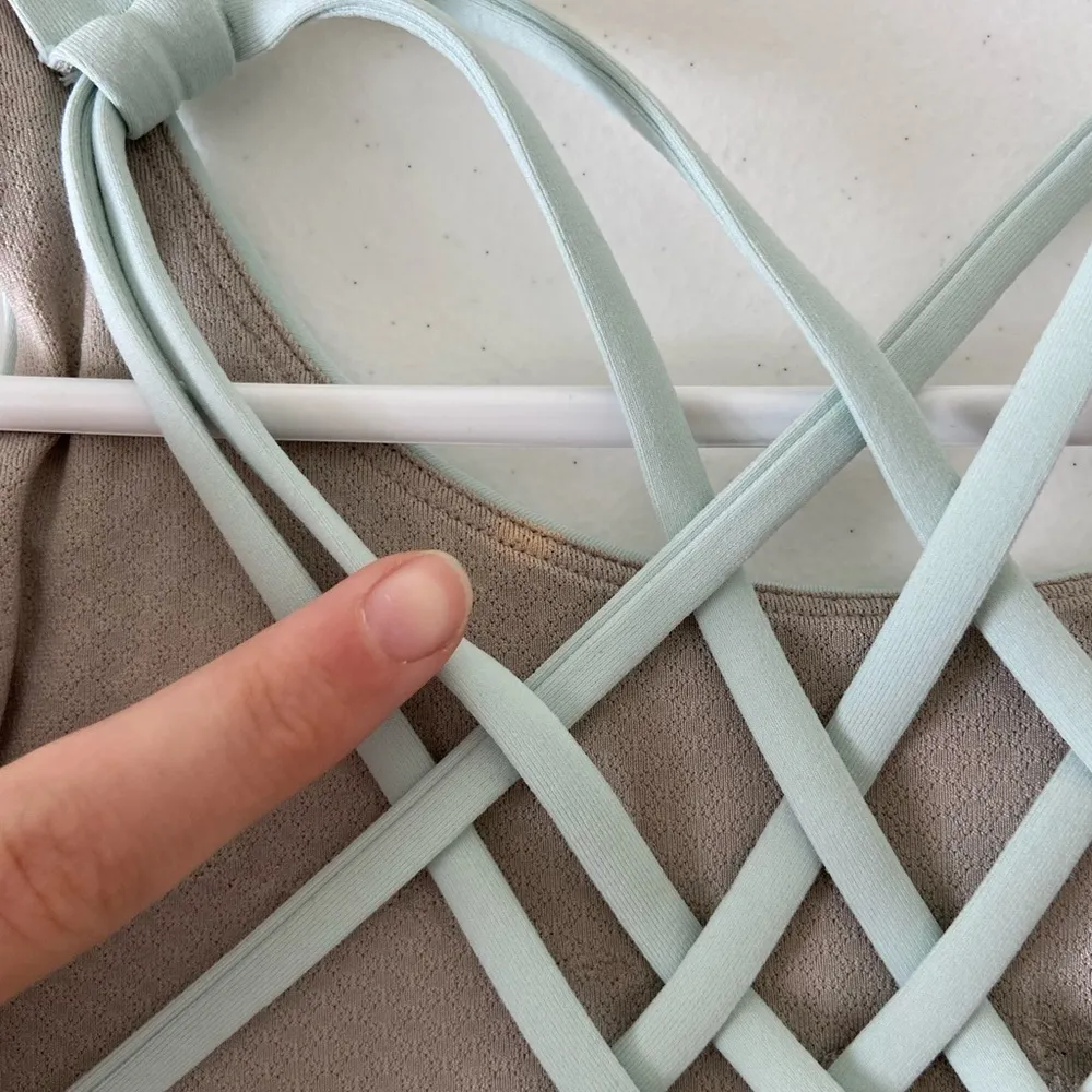 Lululemon women’s strappy cross-back‎ active top — medium - Image 5