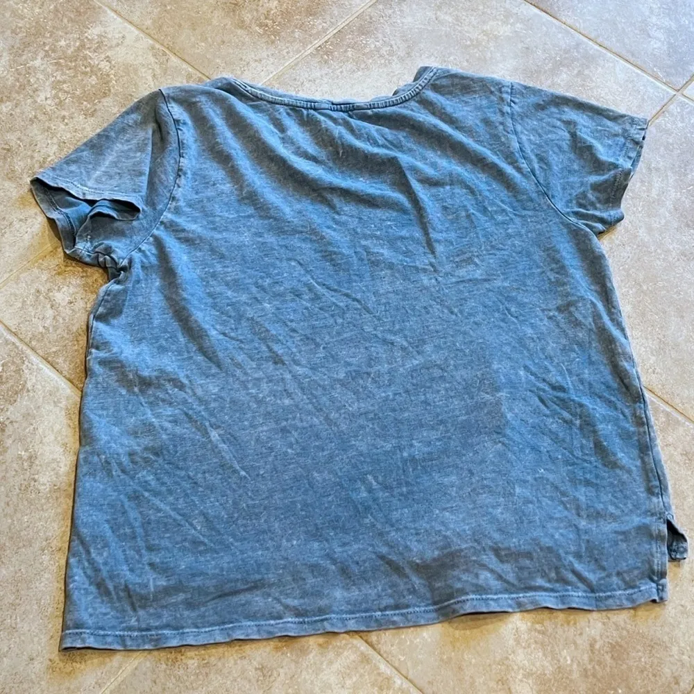 Lucky Brand hi low crop t shirt top graphic print blue small pullover distressed - Image 3