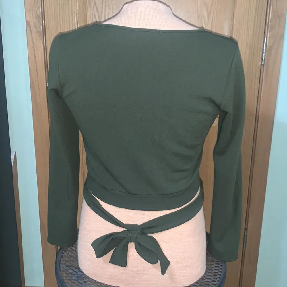 Moa Moa green v-neck - Image 2