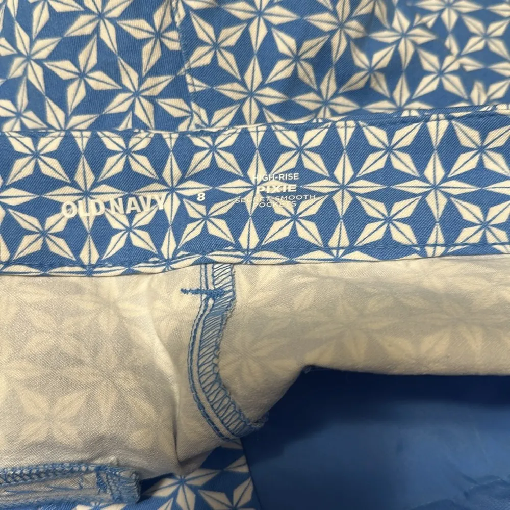 Old Navy Blue and White Geometric Pattern High Rise Pixie Shorts - Image 3