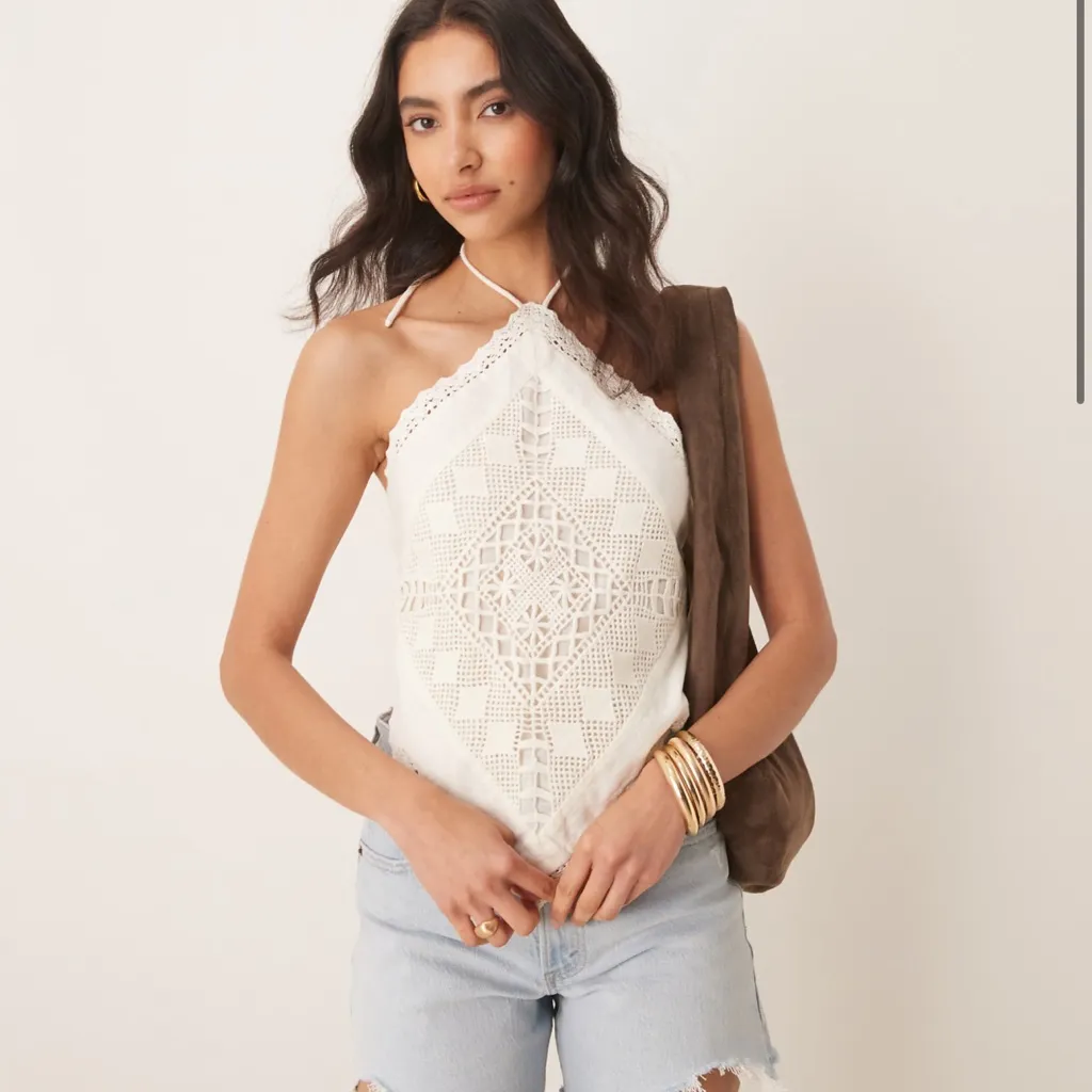 Abercrombie & Fitch - halterneck open back scarf top in white - Image 2