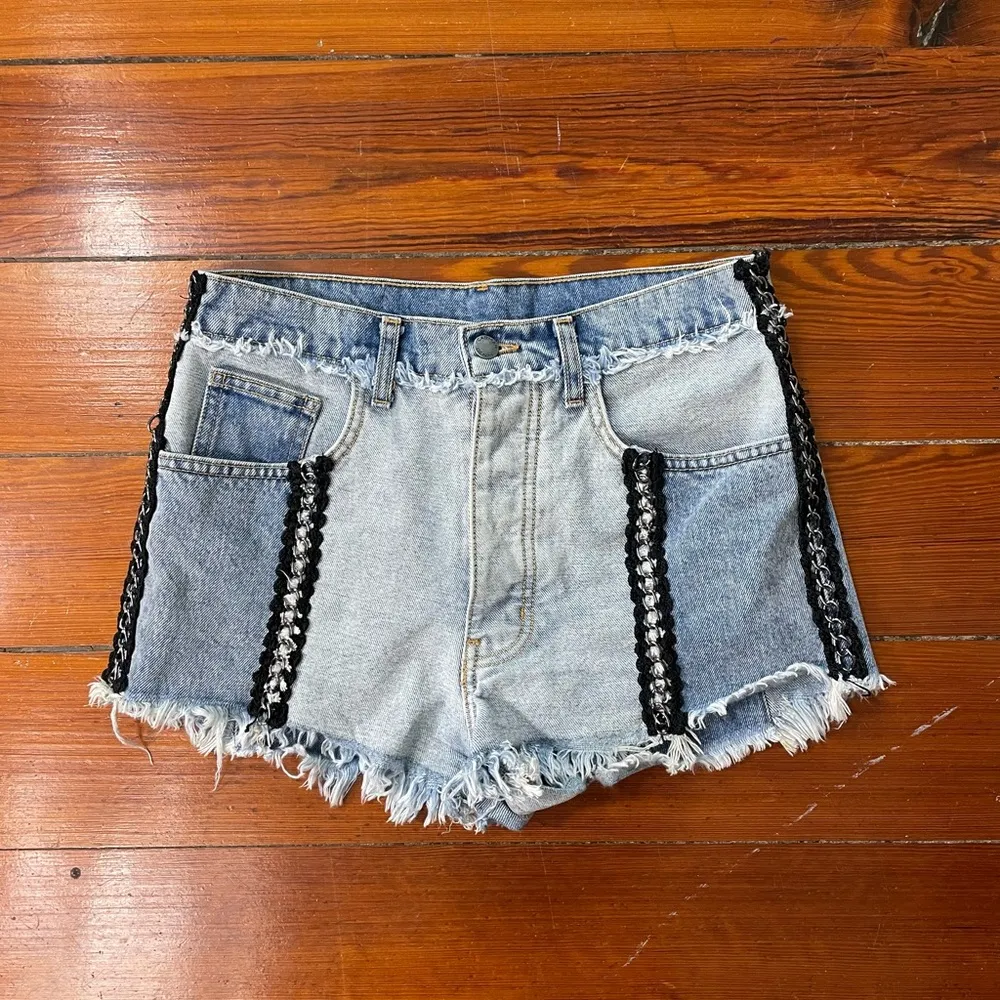 Carmar Patchwork & Chain Button Fly 2 Tone Denim Raw Hem Hippie Jean Shorts ~26 Blue - Image 4