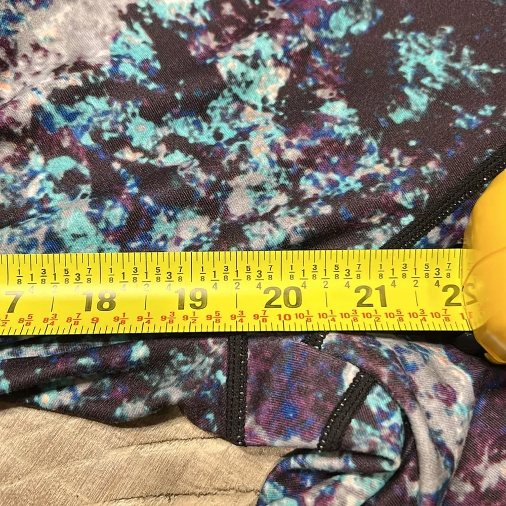 Fabletics Womens Black Blue Cut Out Yoga Workout Capri Leggings Size Small EUC - Image 5