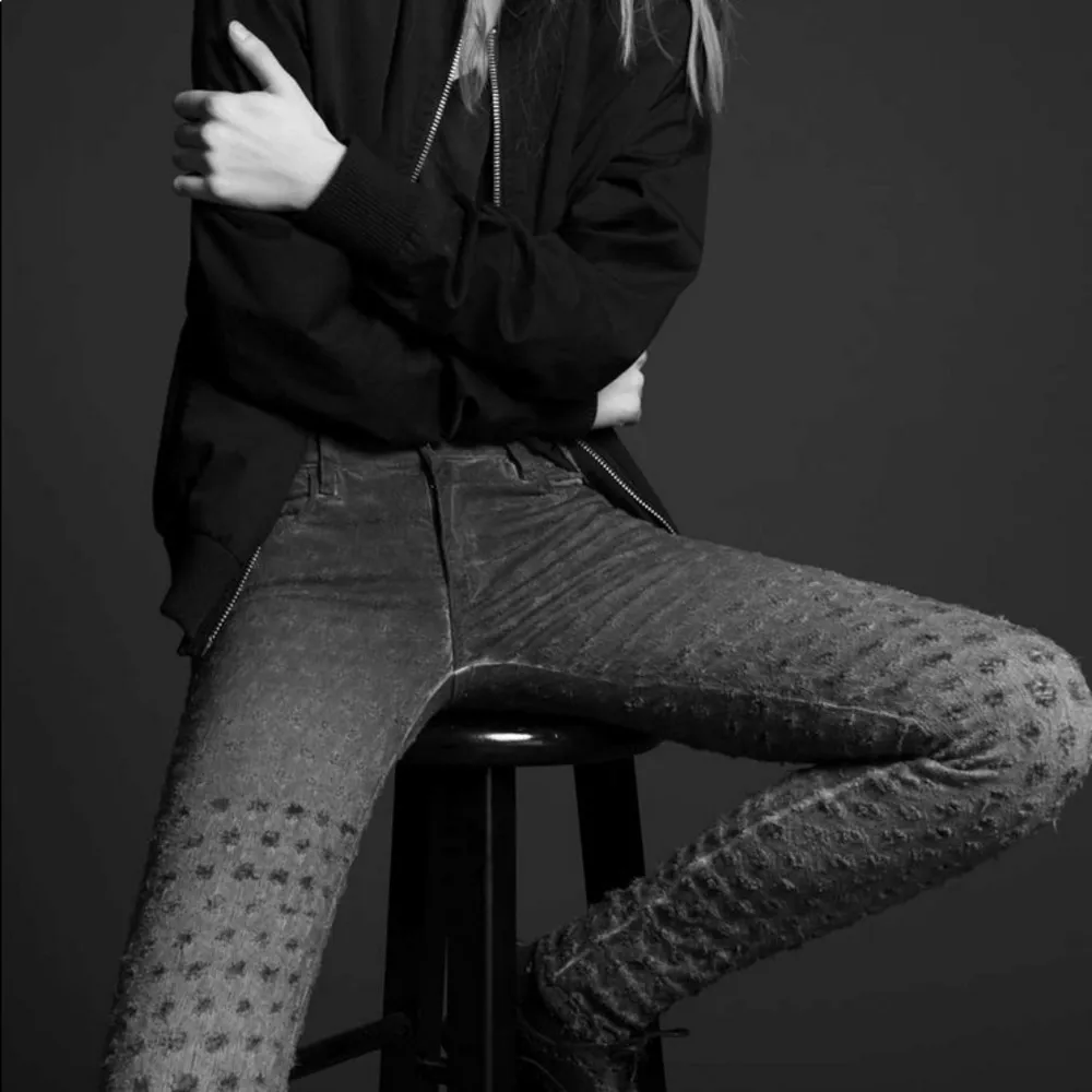 Brockenbow Distress Embroidered Al Jarretelle Grey Emma Skinny Jeans, sz. 25 - Image 12