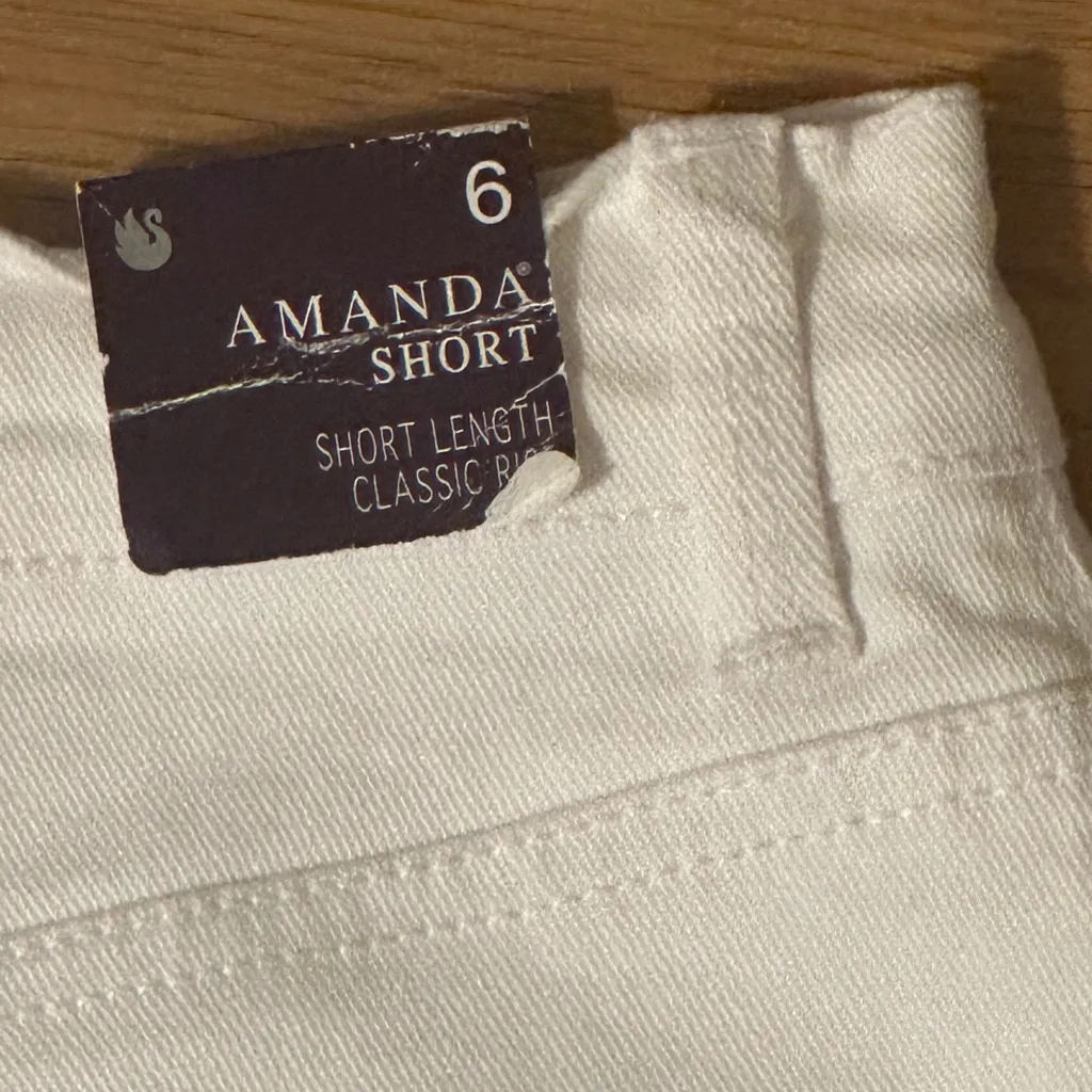 Gloria Vanderbilt Amanda Short Length Classic Rise White Denim Jean Shorts NWT - Image 10