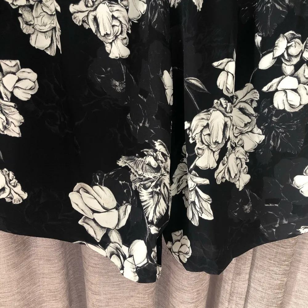 Rose & Olive Black & Cream Floral Long Sleeve Tie Waist Romper Size Small - Image 5