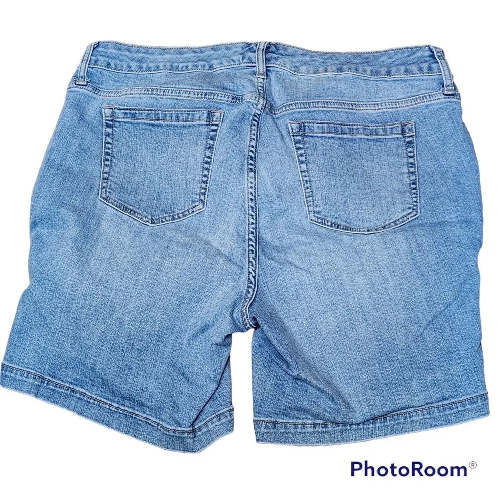 Torrid Feel the Fit Woman’s Plus Size Distressed Denim Jean Shorts Size 16 - Image 5