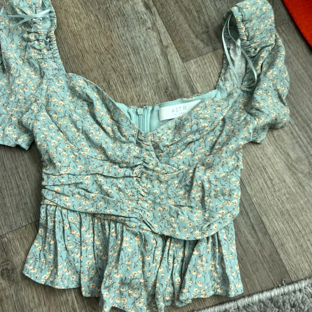 ASTR the Label Blue Ditsy Floral Crop Peplum Ruched Sleeve Top size S - Image 9