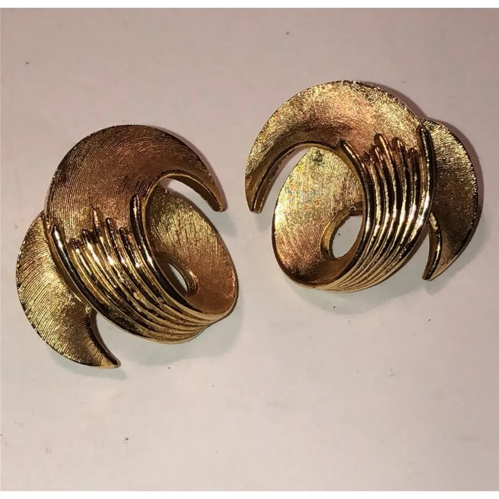 Crown Trifari Vintage Soft Satin Gold Tone Round Fan Clip On Earrings - Image 5