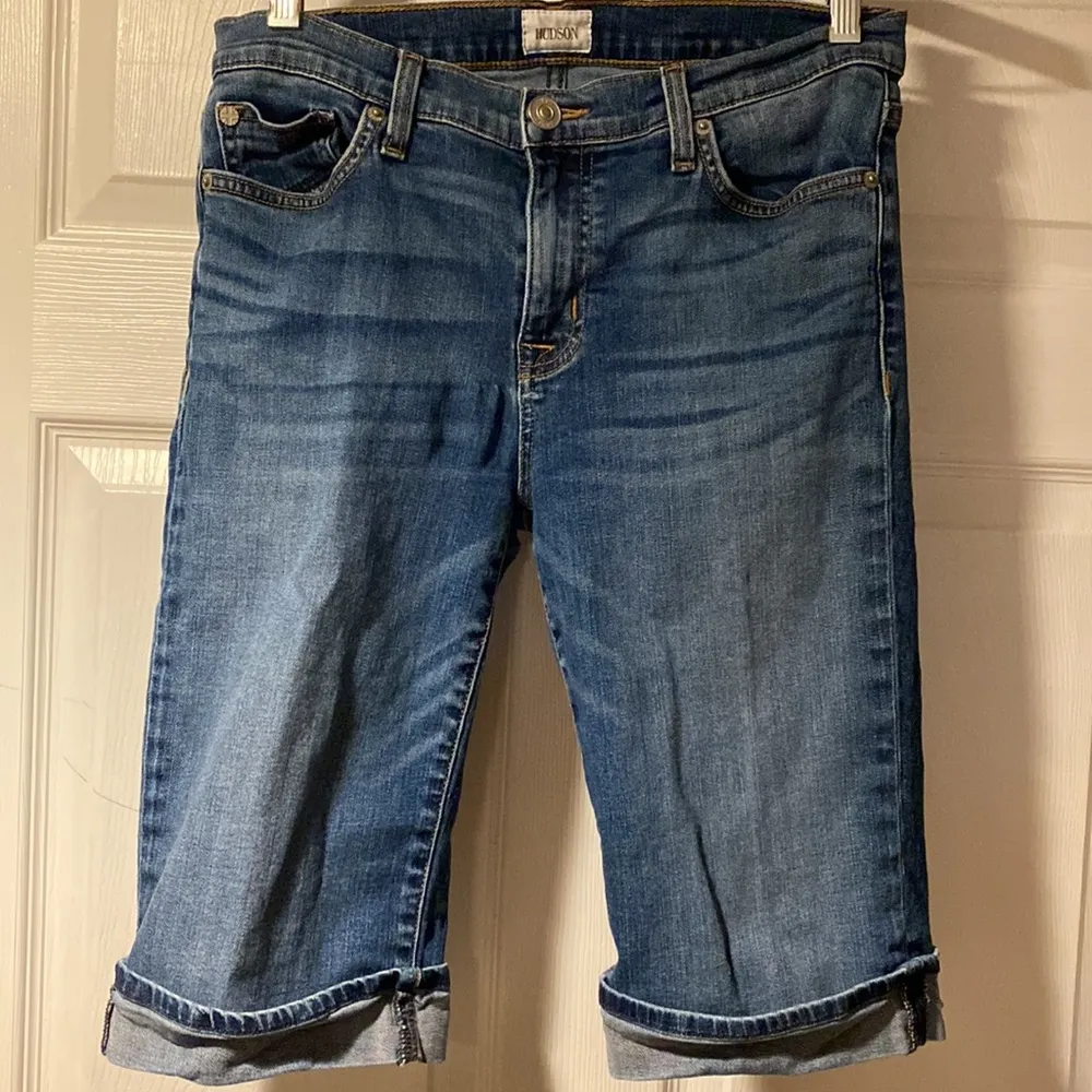 Hudson Amelia Cuffed Knee Short 29 medium blue - Image 3