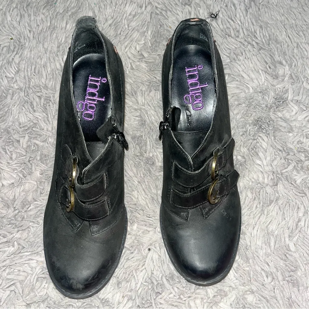 Clarks Black Heeled Boots with Classic Design - Image 7