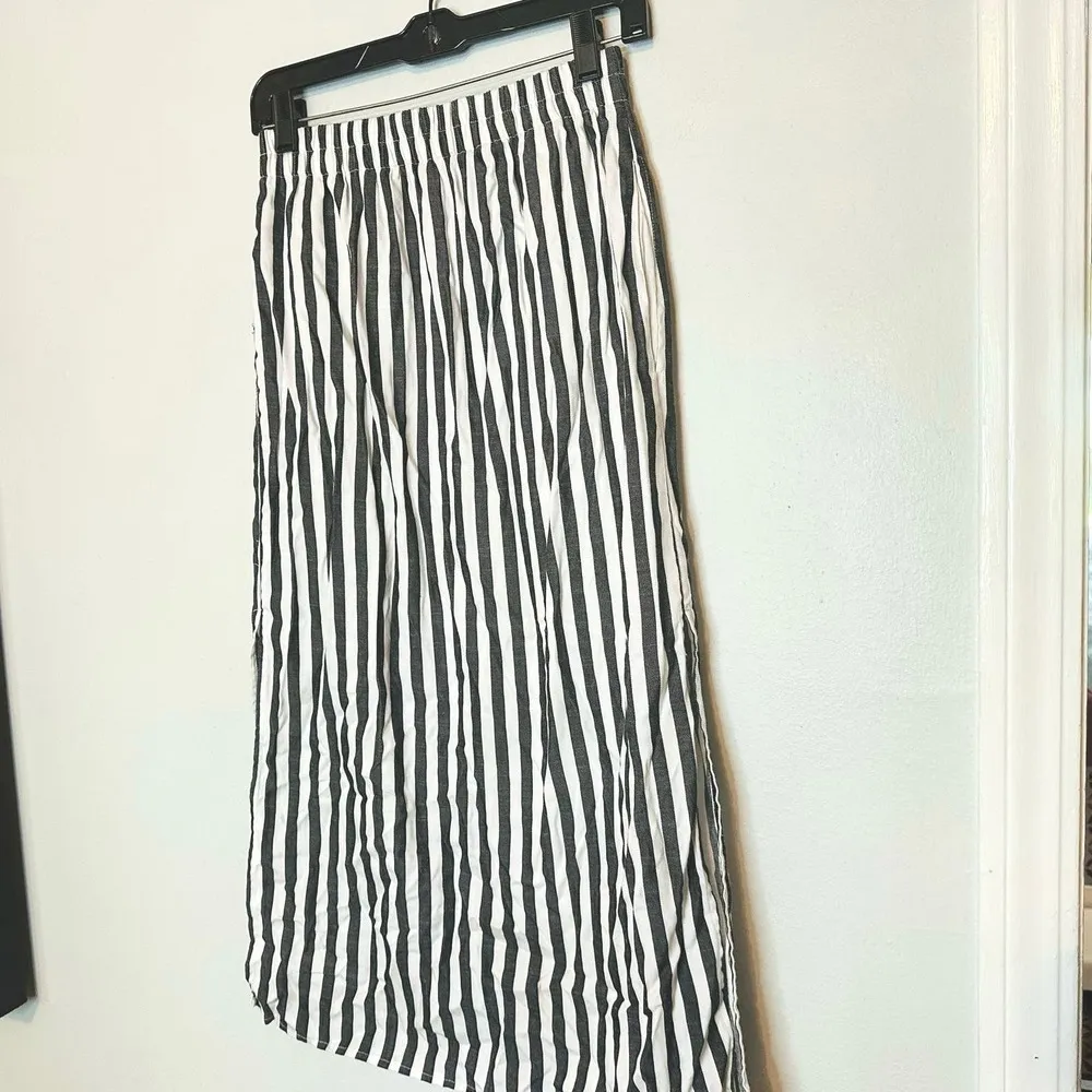CUPCAKES AND CASHMERE Sandrine Black White Striped Side Slits Midi Skirt Size 2 - Image 4