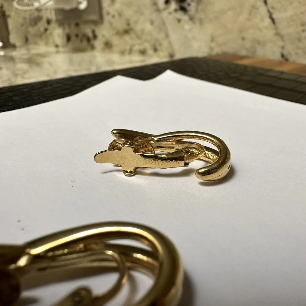 Signed Trifari Cream Enamel / Gold Tone Clip-on Clip On Earrings - Image 4