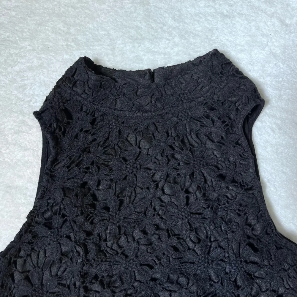 TCEC Black Floral Lace Sleeveless Cropped Top - Image 3