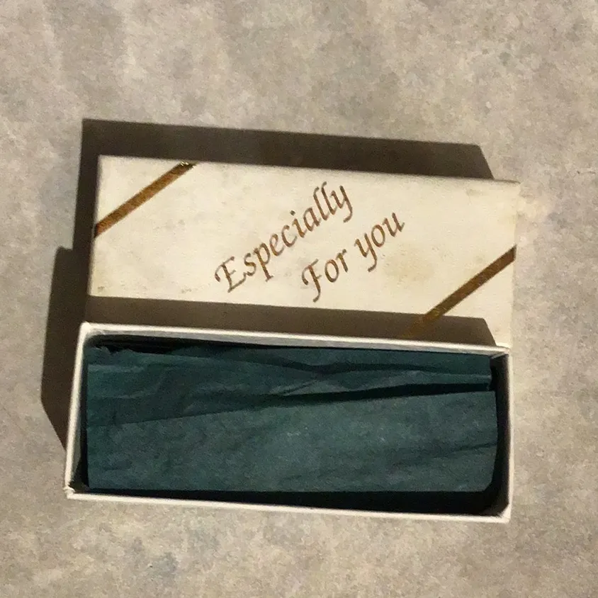 Vintage Long Stem Red Rose Bouquet Brooch/Pin Signed DM 97 in Gold Tone 2”. - Image 8