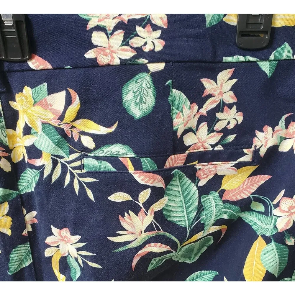 Old Navy Women's Navy Floral Cotton Slim Pockets High Rise Capri Pants Size 24 - Image 4