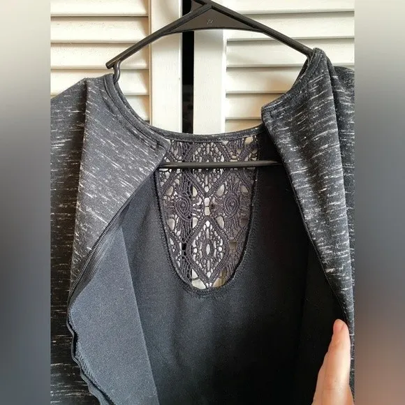 Francesca’s Short Sleeve Mini Dress Gray with Lace Overlay Cut Out Sz Small - Image 5