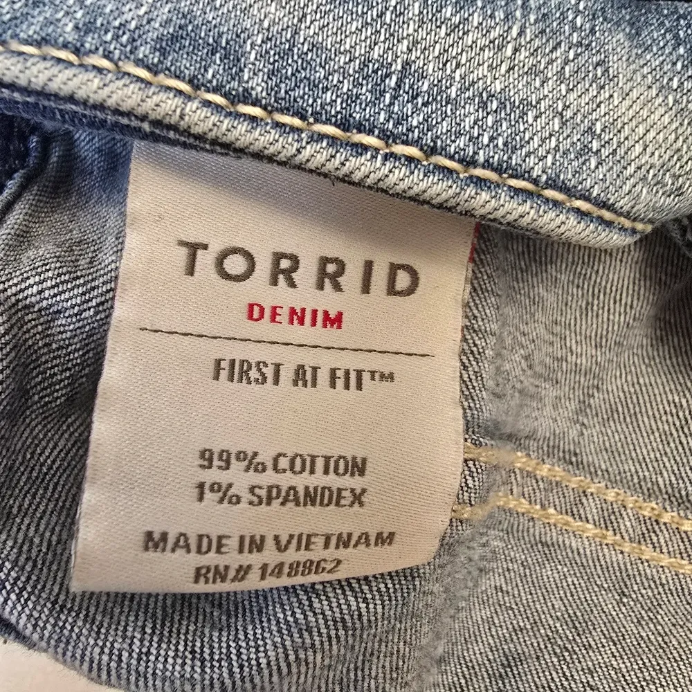 Torrid {24}  Denim Buttonfly Jean Shorts Roll Up Roll Down Stretch Material - Image 8