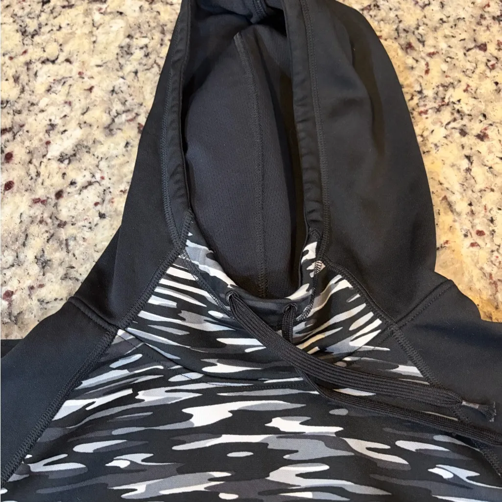 Nike Black and Gray Patterned Hoodie - Image 3