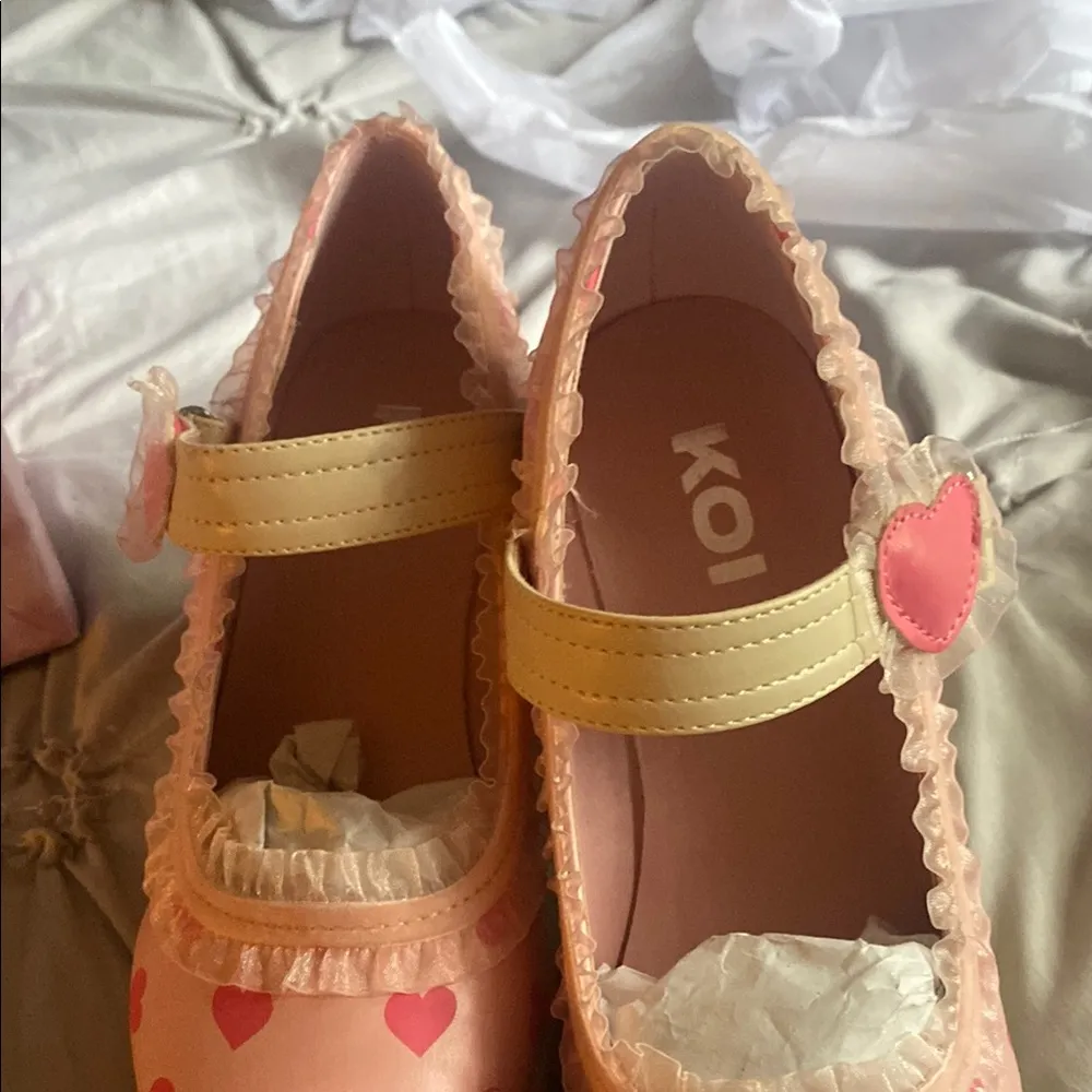 Koi Pink and Tan Platform Shoes with Heart Design Size 5 - Image 5