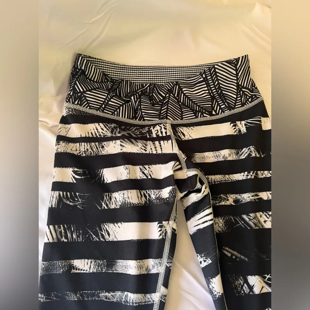 Lululemon Athletica Black White Capri Leggings athleisure athletic summer - Image 4