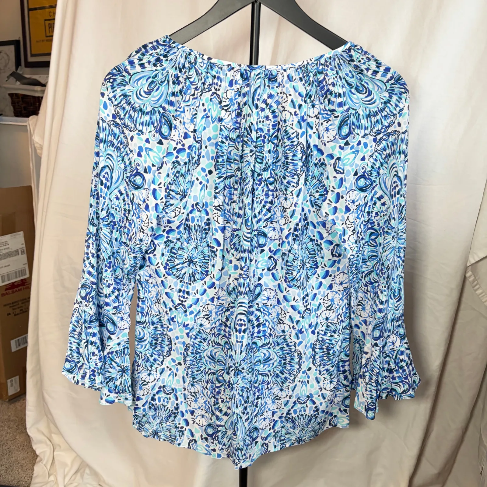 Lilly Pultizer womens blue white blouse. 3/4 flare sleeve. damask print. Size XS - Image 7