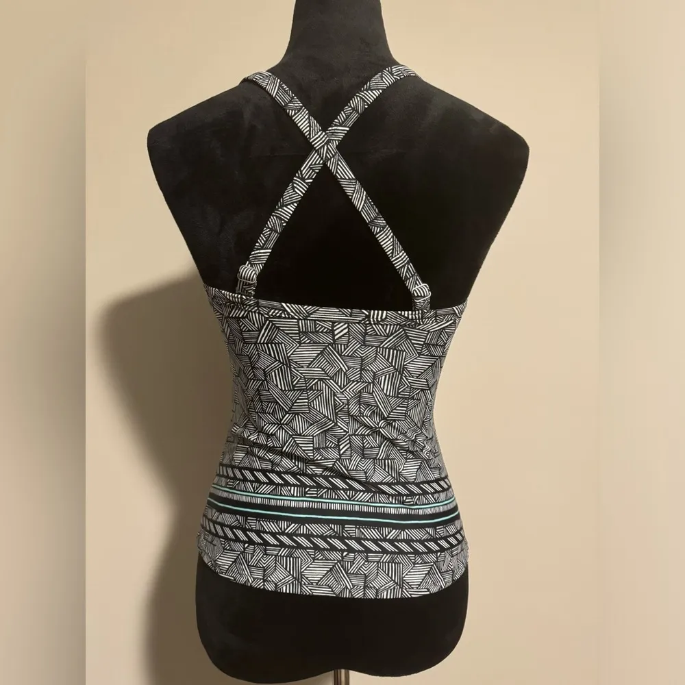 EUC Athleta Black and White Laguna Twister Tankini Swim Top size 32 B/C - Image 3