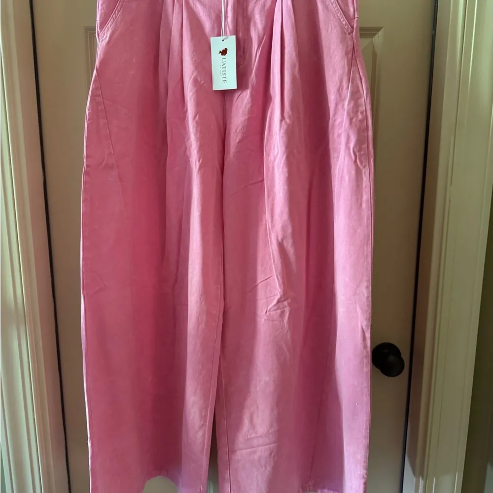 L'ATISTE Pink Pearl & Rhinestone Sleeveless Button Down Jacket and Wide Leg Pant - Image 4