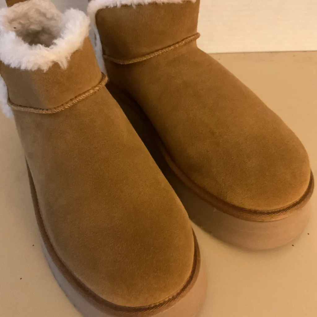 Koolaburra by Ugg women suede platform koola short mini boots size 10 Brown - Image 11