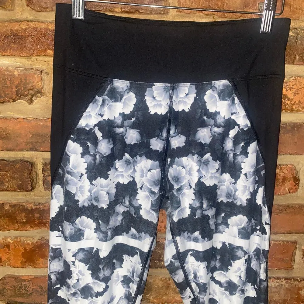 Betsey Johnson Black White Floral Capri Cropped Leggings Women's Size Medium - Image 2