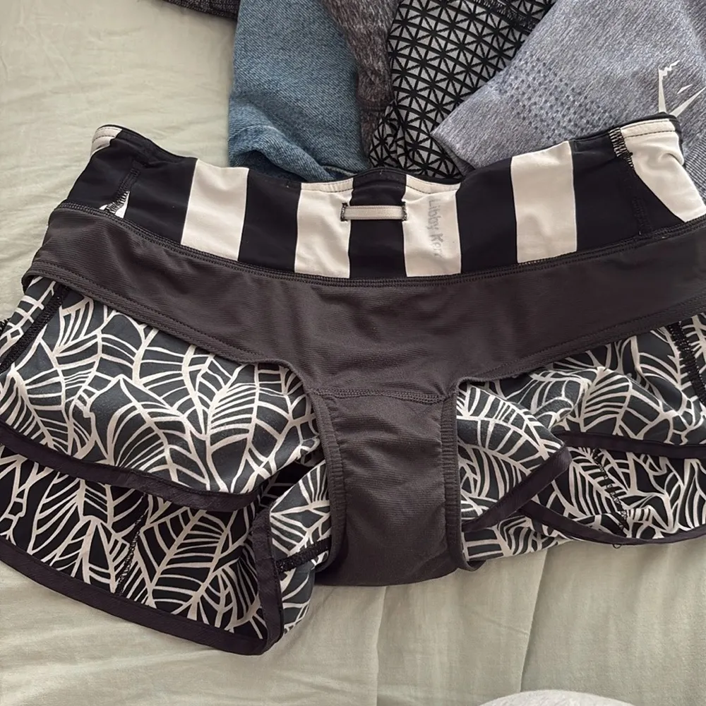 Lululemon Speed Up Shorts 3” Inseam Black White Palm Leaves Size 4 Shorts - Image 7