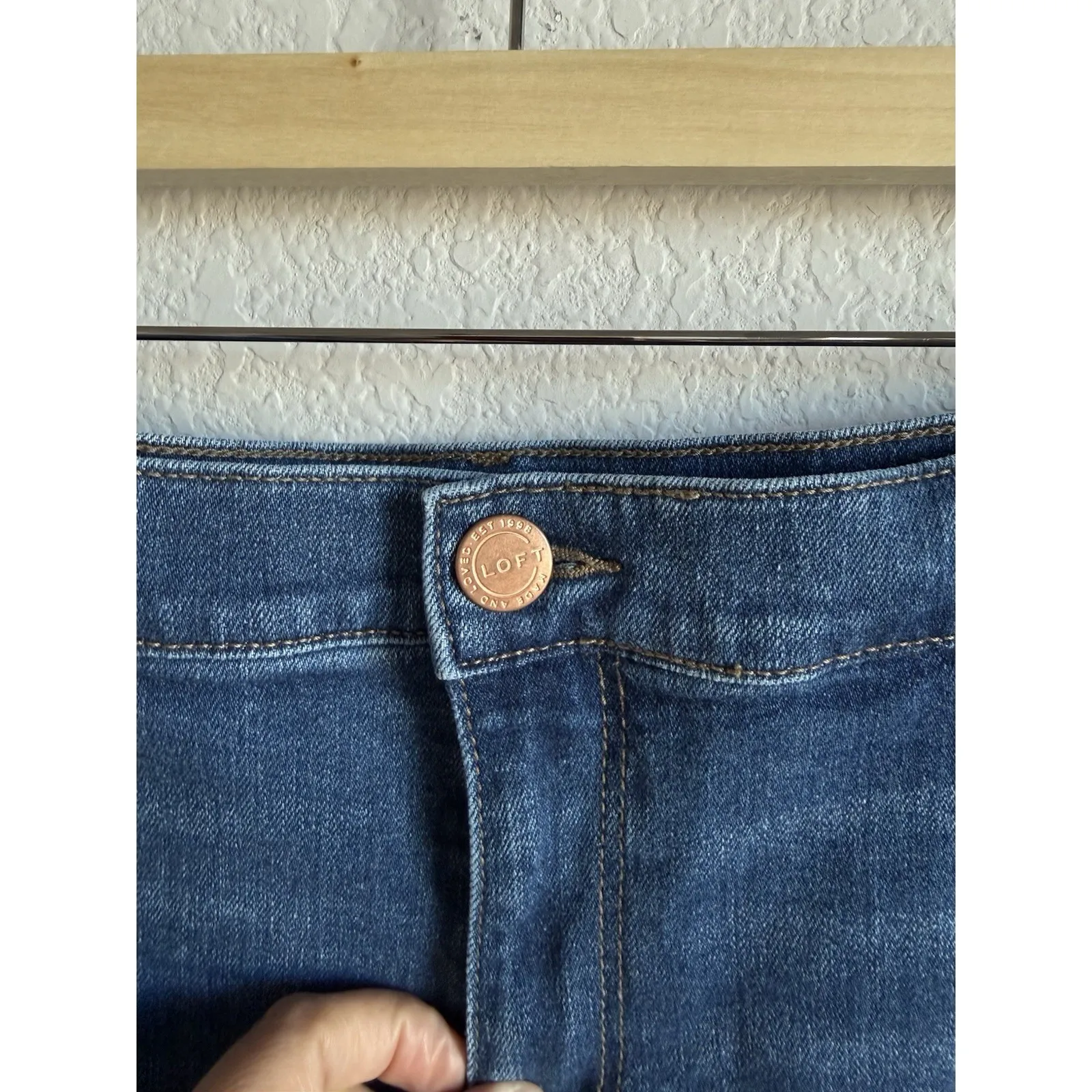 Loft Women's Raw Hem Mid Wash Denim Jeans Shorts 4" Inseam Size 18 Casual - Image 4