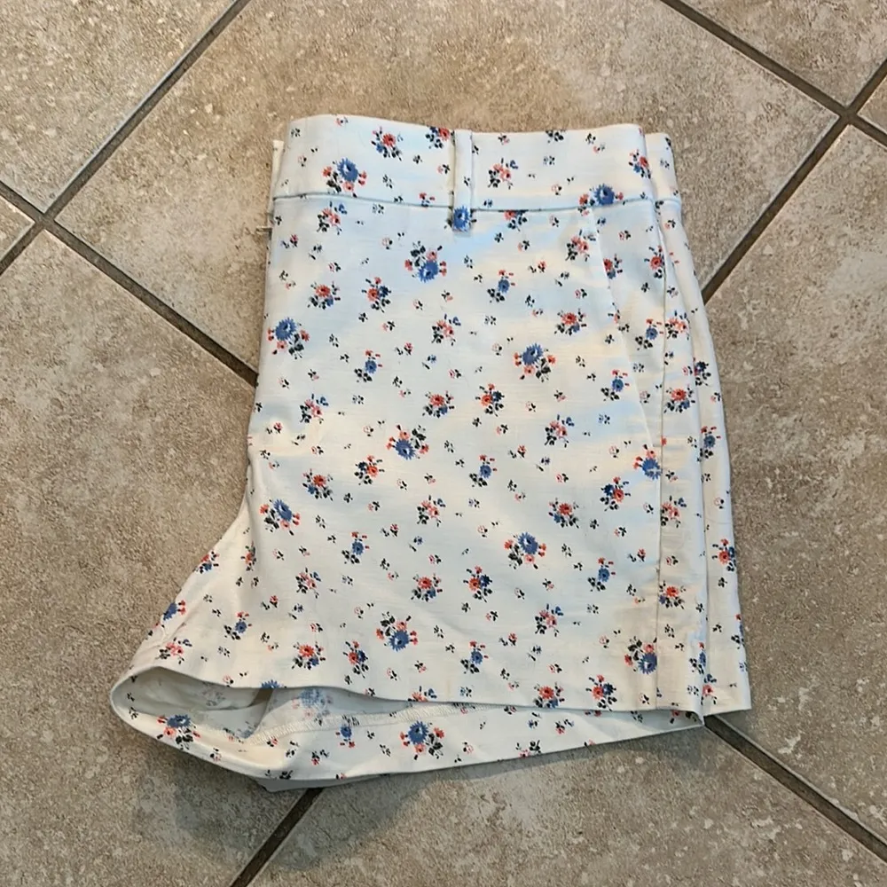 LOFT White & Flower Print The Riviera Shorts EUC - Image 4