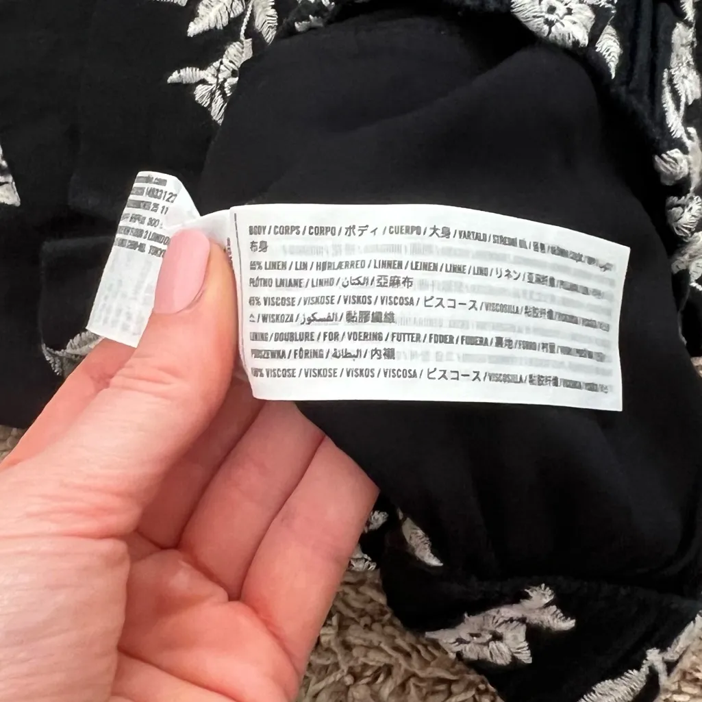 Abercrombie & Fitch Black Shorts with White Floral Design linen blend - Image 4