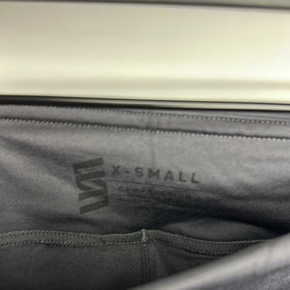 Black Capri Athletic Leggings with Elastic Waistband - Image 2